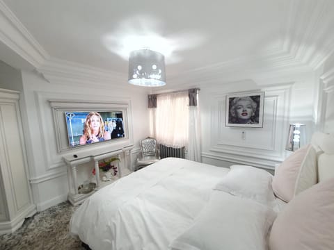 Bed, TV and multimedia, Photo of the whole room