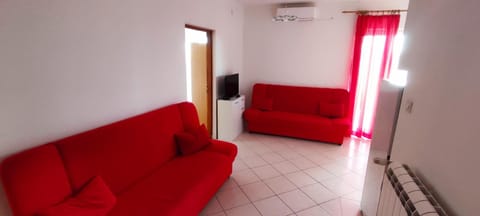 Communal lounge/ TV room, TV and multimedia, Living room, Seating area, air conditioner