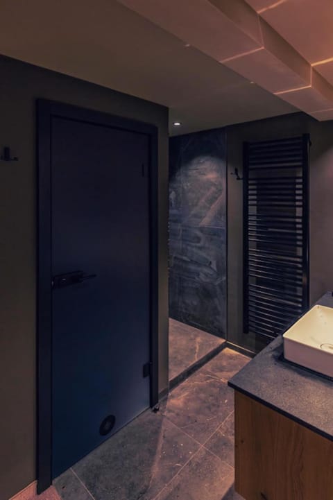 Shower, Toilet, Bathroom, Photo of the whole room, heating