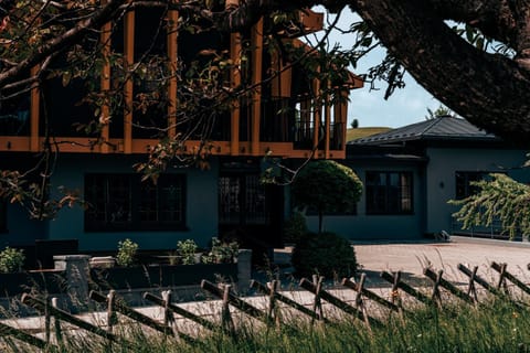 Property building, Facade/entrance, Day, Balcony/Terrace