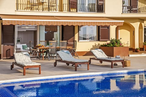 Swimming pool, Swimming pool