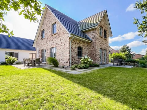 Property building, Garden, Balcony/Terrace, Seating area, Garden view