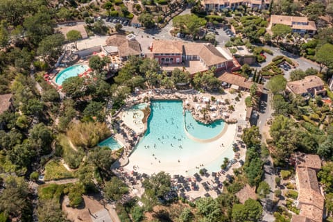 Property building, Nearby landmark, Day, Neighbourhood, Natural landscape, Bird's eye view, City view, Pool view, Street view, Swimming pool, sunbed