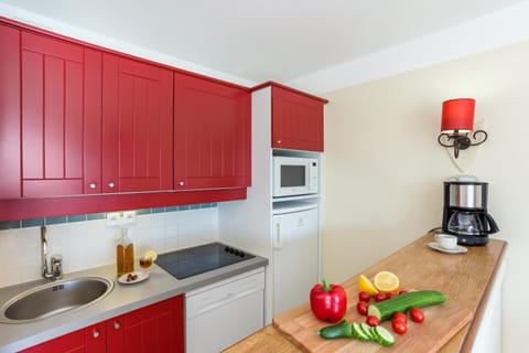 Day, Coffee/tea facilities, Kitchen or kitchenette, Food and drinks, On site, Food, dishwasher, minibar, oven, stove, toaster