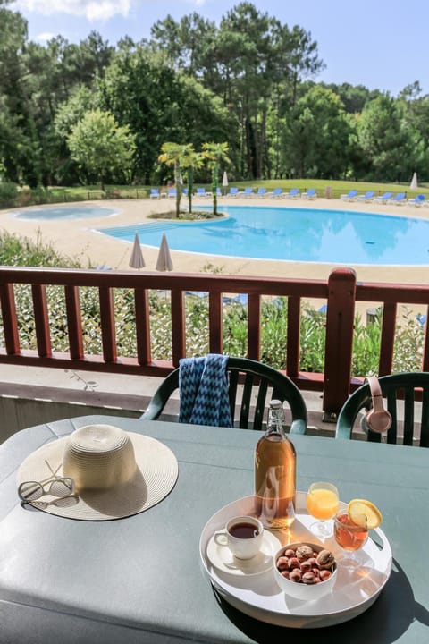 Patio, Day, Natural landscape, View (from property/room), Balcony/Terrace, Food and drinks, On site, Food, Pool view, Swimming pool, Breakfast, Continental breakfast, sunbed