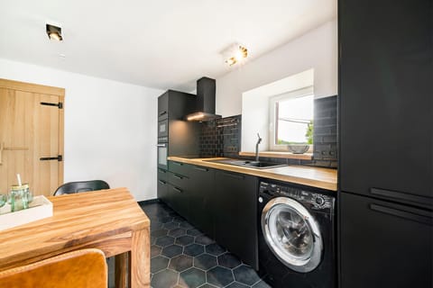 Kitchen or kitchenette, Dining area, dishwasher, minibar, pet friendly, stove, washing machine