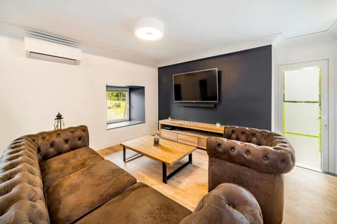 TV and multimedia, Living room, Garden view