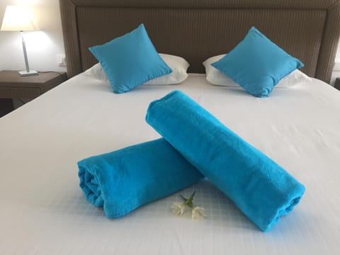 Bed, Bedroom, towels