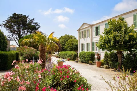 Property building, Facade/entrance, Spring, Day, Summer, Garden, On site, Garden view