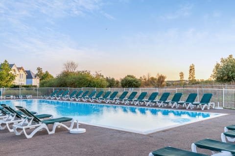 Day, Natural landscape, Summer, Pool view, Swimming pool, sunbed