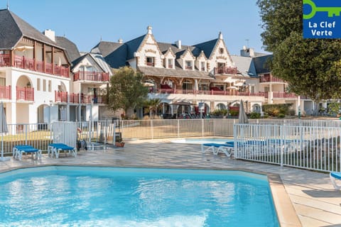 Property building, Day, Pool view, Swimming pool, sunbed