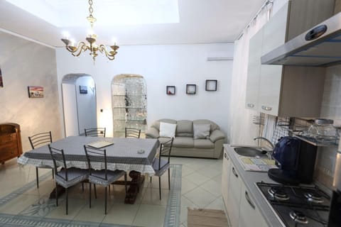 Kitchen or kitchenette, Living room, Seating area, Dining area, oven, pet friendly, stove