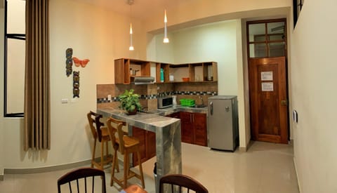 Kitchen or kitchenette, Dining area, minibar, pet friendly