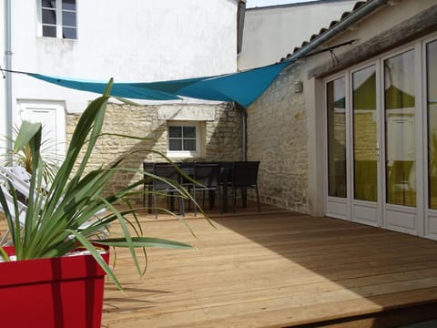 Facade/entrance, Balcony/Terrace, Inner courtyard view