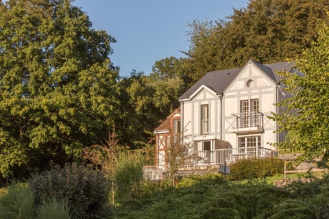 Property building, Facade/entrance, Spring, Day, Summer, Garden, On site, Garden view