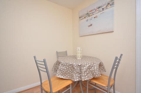 Bright Stylish 2 Bedroom Garden Apartment South Belfast close to Everything Apartment in Belfast