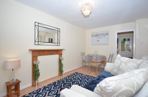 Bright Stylish 2 Bedroom Garden Apartment South Belfast close to Everything Apartment in Belfast