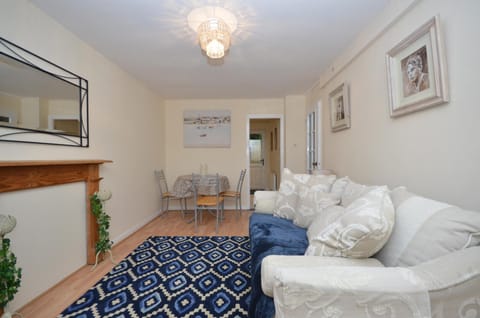 Bright Stylish 2 Bedroom Garden Apartment South Belfast close to Everything Apartment in Belfast