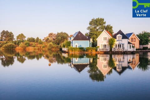 Property building, Nearby landmark, Facade/entrance, Day, Natural landscape, City view, Lake view, River view