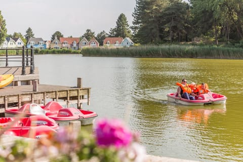 Communal lounge/ TV room, Spring, Day, People, Natural landscape, Activities, Garden, Garden view, Lake view, River view, Sports, group of guests