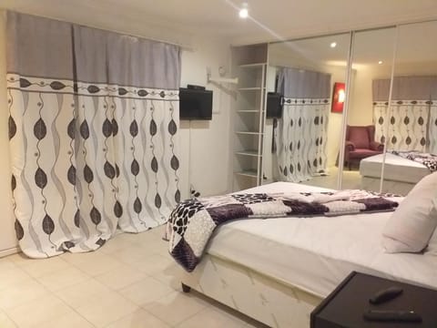 RESTFULL GUEST HOUSE Bed and Breakfast in Roodepoort