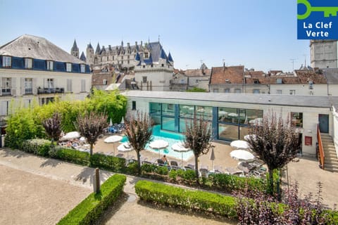 Property building, Nearby landmark, Spring, Day, Neighbourhood, Garden, Garden view, Pool view, Street view, Swimming pool, Location, Parking, sunbed