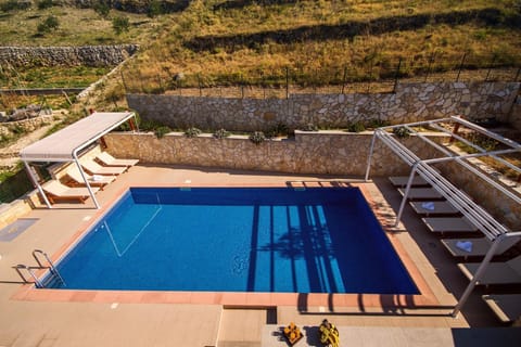 Garden, Balcony/Terrace, Seating area, Mountain view, Swimming pool