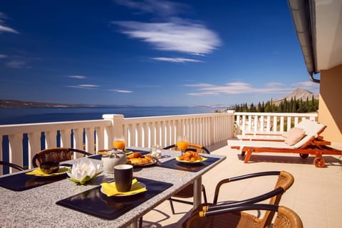 Balcony/Terrace, Seating area, Dining area, Beach, Mountain view, Sea view