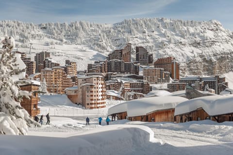 Property building, Nearby landmark, Day, People, Natural landscape, Winter, City view, Mountain view, group of guests