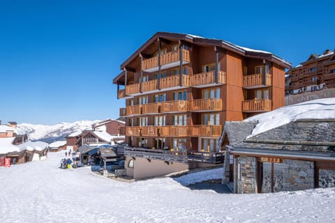 Property building, Facade/entrance, Day, Natural landscape, Winter, Mountain view, Parking