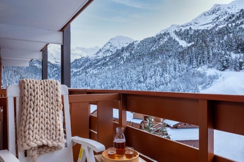 Patio, Day, Natural landscape, Winter, Balcony/Terrace, Seating area, Mountain view, Seasons, Time of day