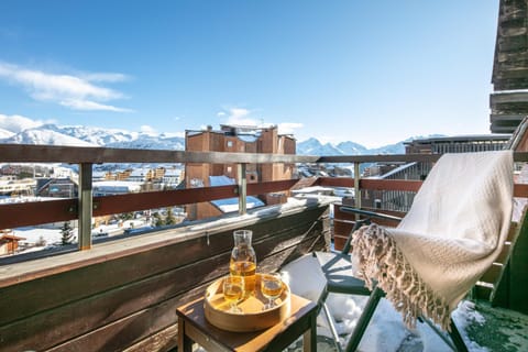 Day, Natural landscape, Winter, Balcony/Terrace, Seating area, Time of day