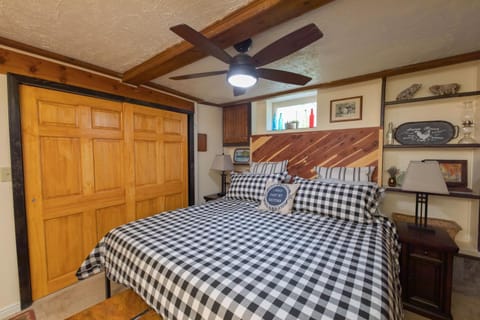 Guest Suite at The Red House basement attached with private entrance Apartamento in Murray