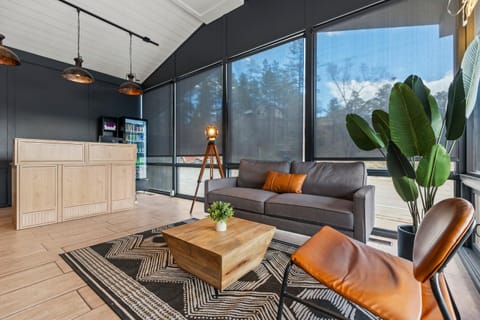 Restaurant/places to eat, Communal lounge/ TV room, Lobby or reception, Seating area