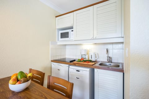 Kitchen or kitchenette, Food and drinks, Dining area, Food, minibar, oven, stove