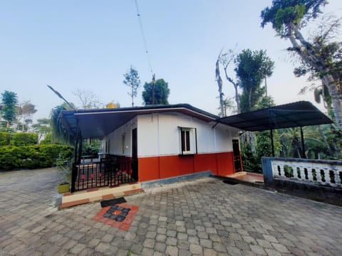 Giri Darshini Homestay - Simple Rooms with Pool & Private Falls Urlaubsunterkunft in Chikmagalur