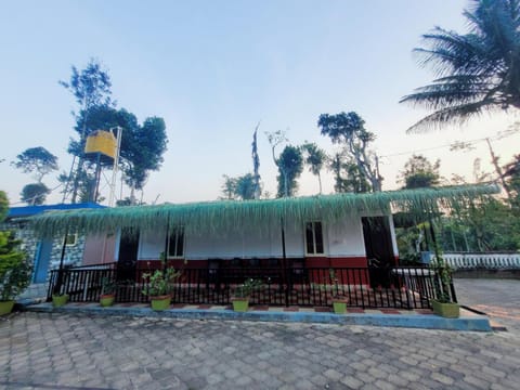 Giri Darshini Homestay - Simple Rooms with Pool & Private Falls Alojamento de férias in Chikmagalur