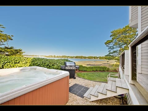 Private Sandy Beach Amazing Waterfront & Hot Tub Haus in East Haven