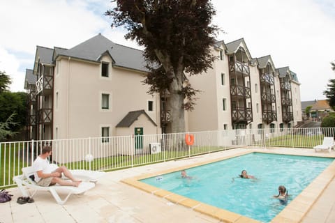 Property building, Day, People, Pool view, Swimming pool, group of guests, sunbed