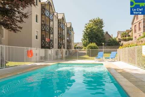 Property building, Day, Pool view, Swimming pool, sunbed