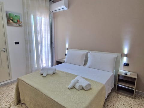 Bed, Balcony/Terrace, Photo of the whole room, Bedroom, safe, towels, air conditioner