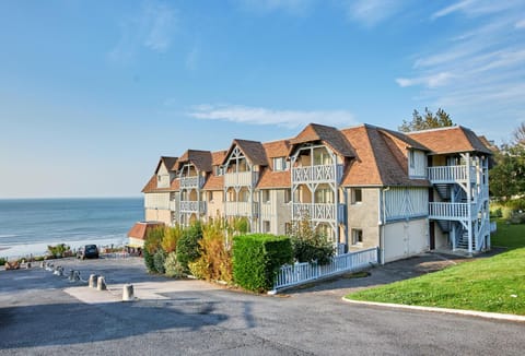 Property building, Nearby landmark, Facade/entrance, Spring, Day, Natural landscape, Summer, Balcony/Terrace, Beach, Sea view, Parking