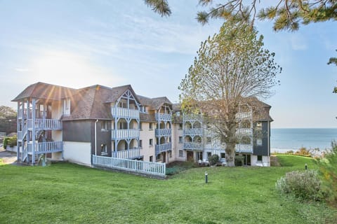 Property building, Nearby landmark, Communal lounge/ TV room, Facade/entrance, Spring, Day, Natural landscape, Garden, Balcony/Terrace, Evening entertainment, Garden view, Sea view