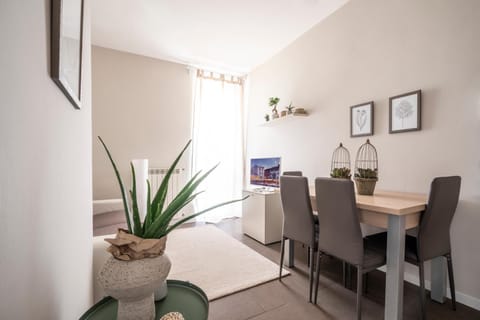 TV and multimedia, Living room, Seating area, Dining area