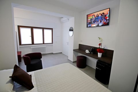 Bed, TV and multimedia, Photo of the whole room, Bedroom