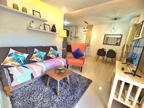 Fully Furnished Apartment with Netflix and Wifi Condominio in Batangas