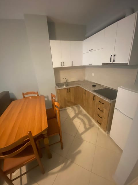 Kitchen or kitchenette, Dining area, stove