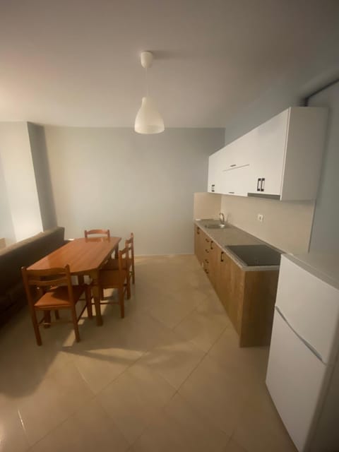 Kitchen or kitchenette, Dining area, stove