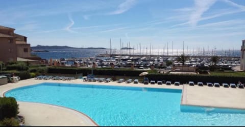 Appartement t2 - bord de mer - Piscine Apartment in Six-Fours-les-Plages