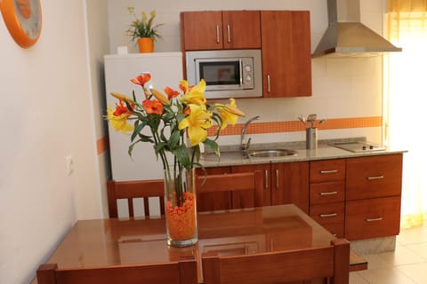 Kitchen or kitchenette, Dining area, minibar